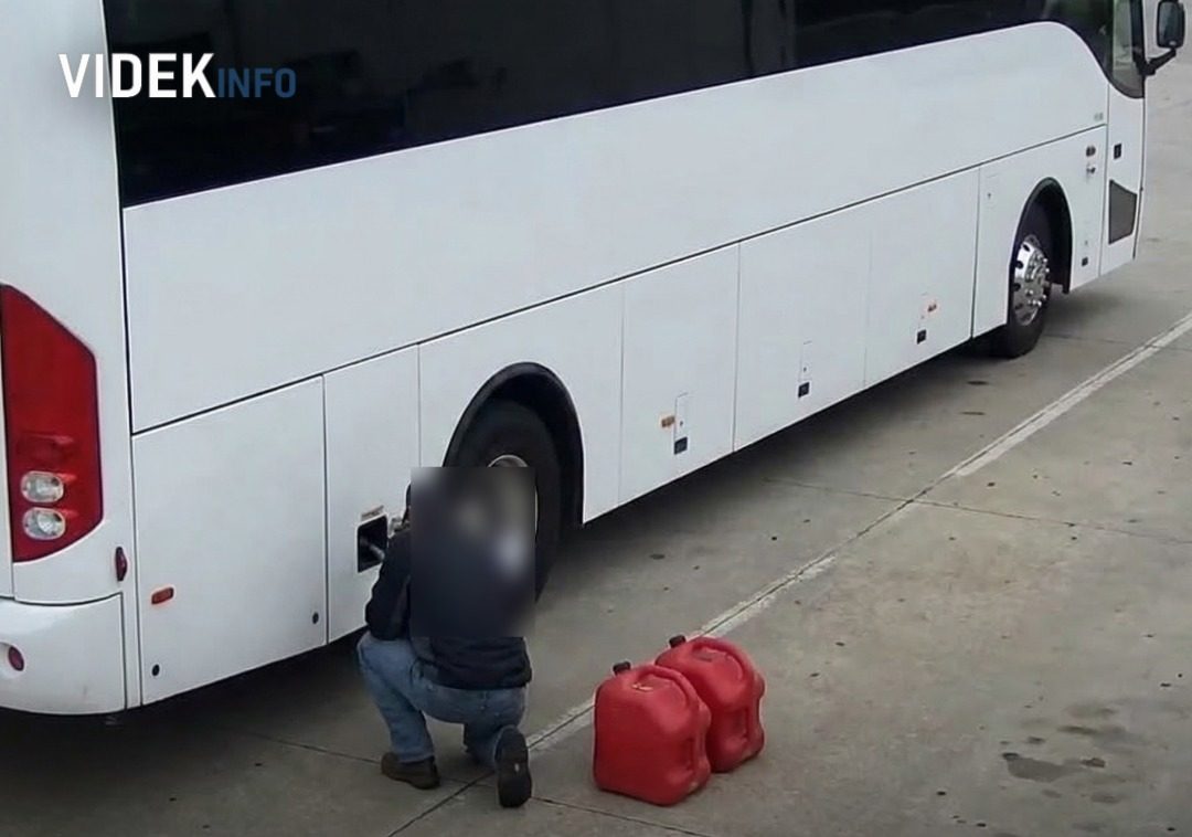 Gázolajat akartak csapolni a buszból, csak éppen a WC-tartályt fúrták meg! A rendőrök nem hittek a szemüknek miközben videóztak