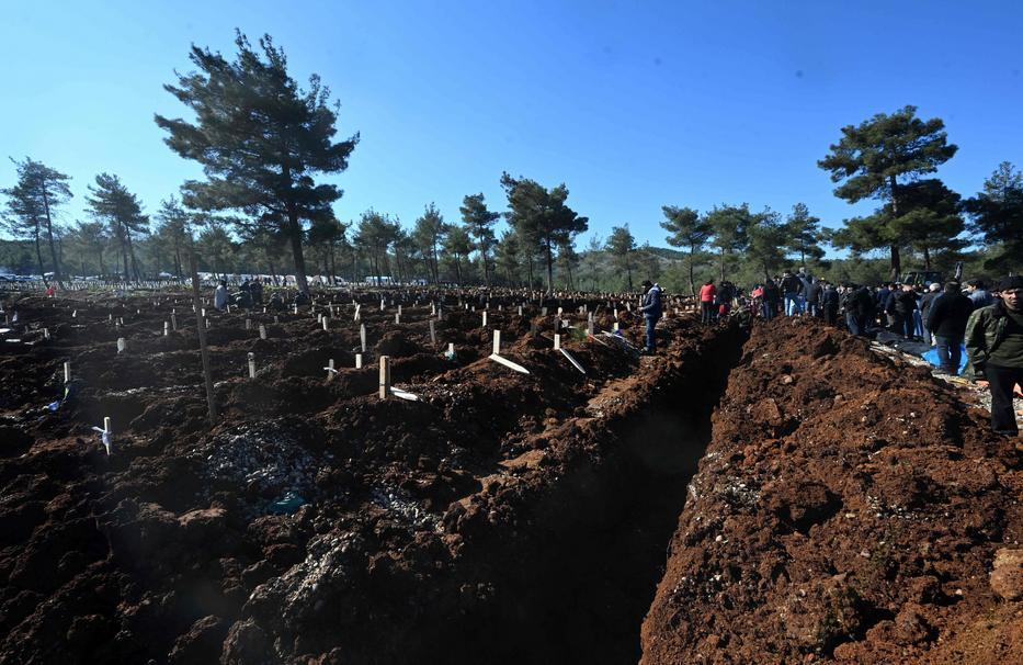 A törökországi temetőkben sietve temetik el a halottakat / Fotó: Profimedia