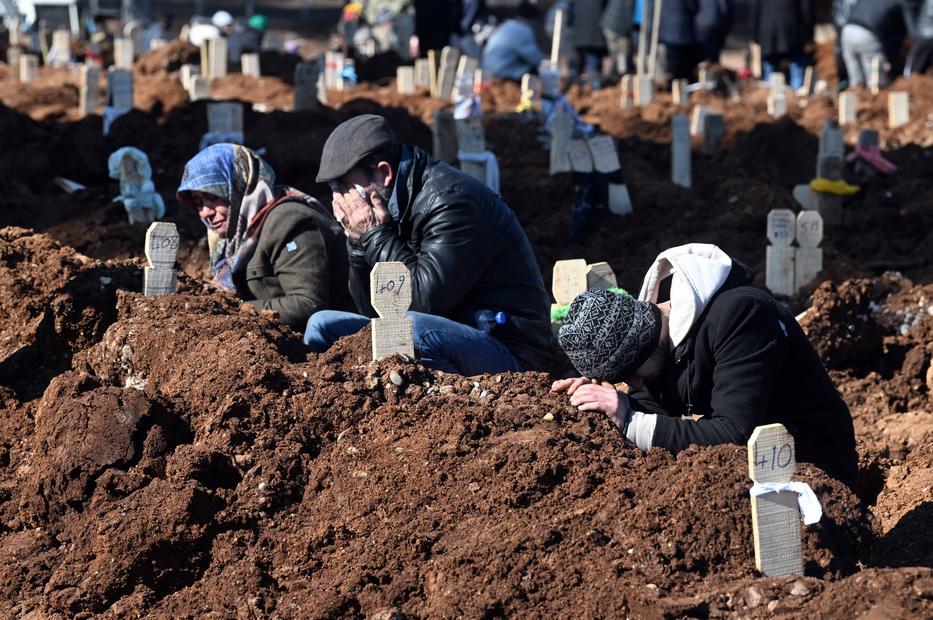 A törökországi temetőkben sietve temetik el a halottakat / Fotó: Profimedia