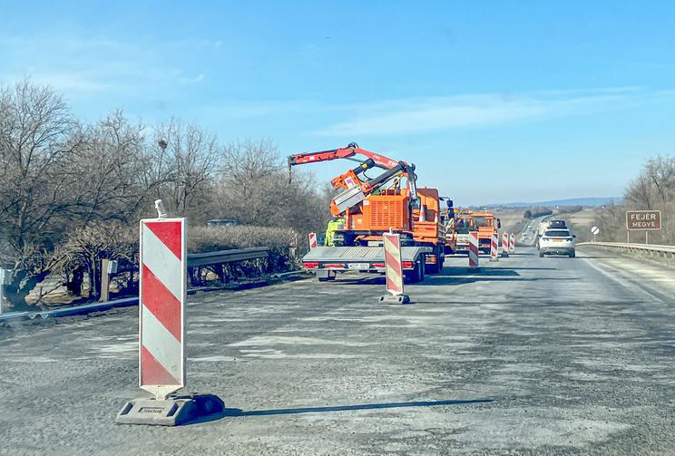 A baleset helyszínén úgy megrongálódott az aszfalt, hogy fel kell újítani, hétfőn ezért volt zárva az M1 ezen része / Fotó: Pozsonyi Zita