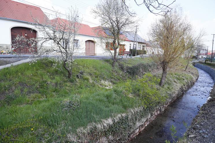 Patak és híd Törőcsik Mari háza mellett Velemben / Fotó: Fuszek Gábor