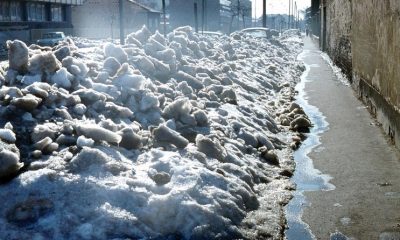 Olvadásnak induló hótorlasz a Reitter Ferenc utcában Budapesten 1987-ben /Fotó: Fortepan Kristek Pál