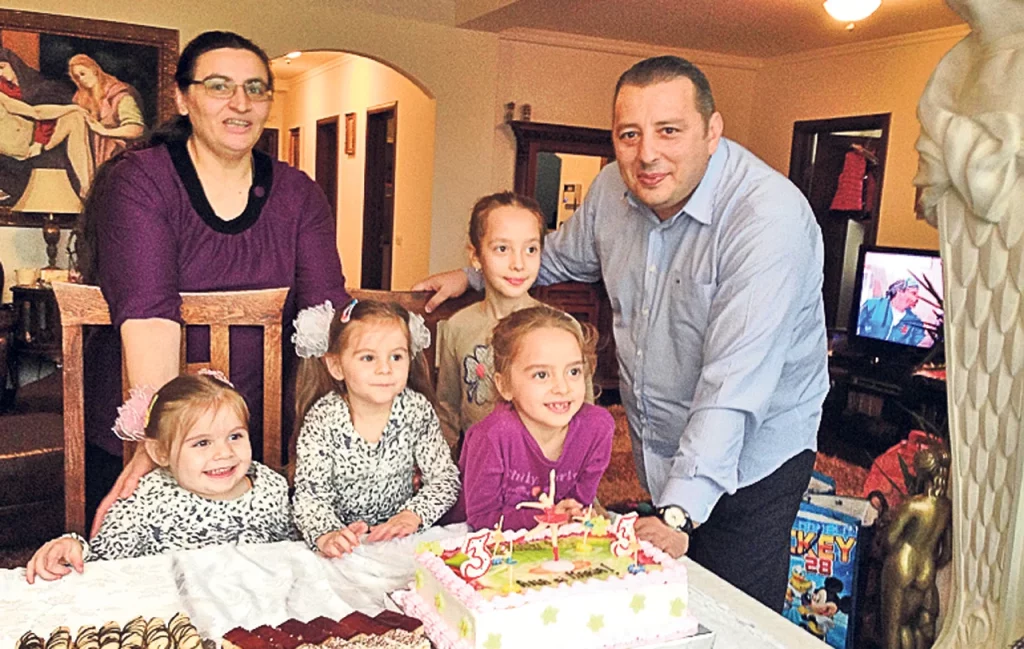 Évekkel ezelőtt ikrek születtek az apáca és a pap szerelméből. Ma így néznek ki a kicsik!