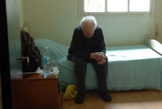 A lányom idősek otthonába rakott. Egy nap a parkban találkoztam egy volt szomszédommal, aki egy olyan történetet mesélt, amitől majdnem megállt a szívem.