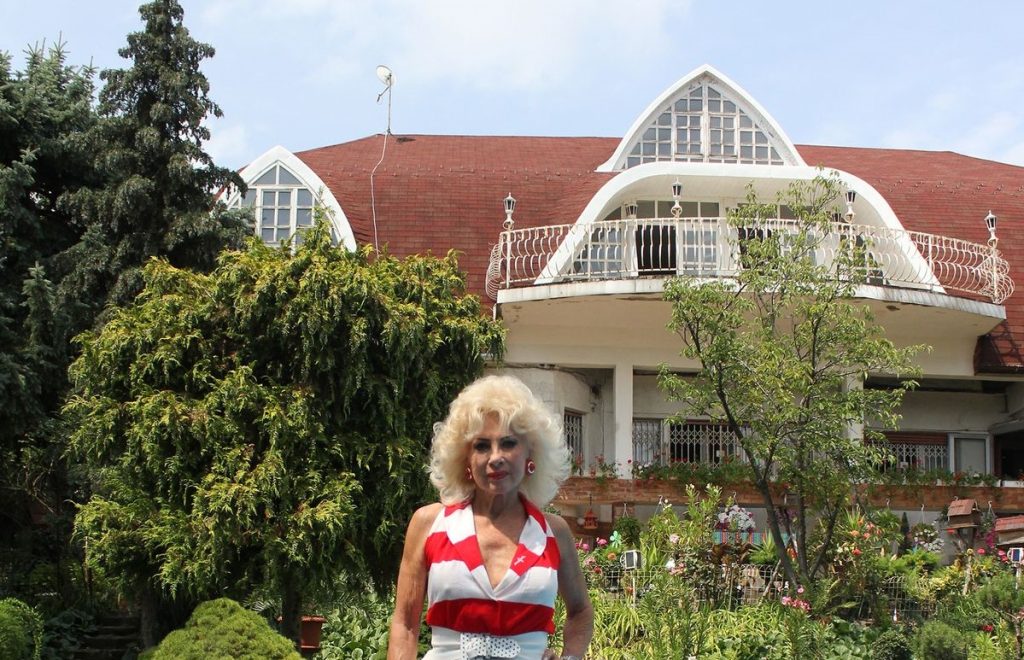 Majdnem halálra fagyott a villájában Medveczky Ilona, 12 fok volt, és síruhában élte túl a művésznő