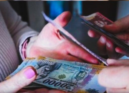 Idősek figyelem: Hatalmas örömhír – 115 000 forint juttatást érkezik, igényelni sem kell!