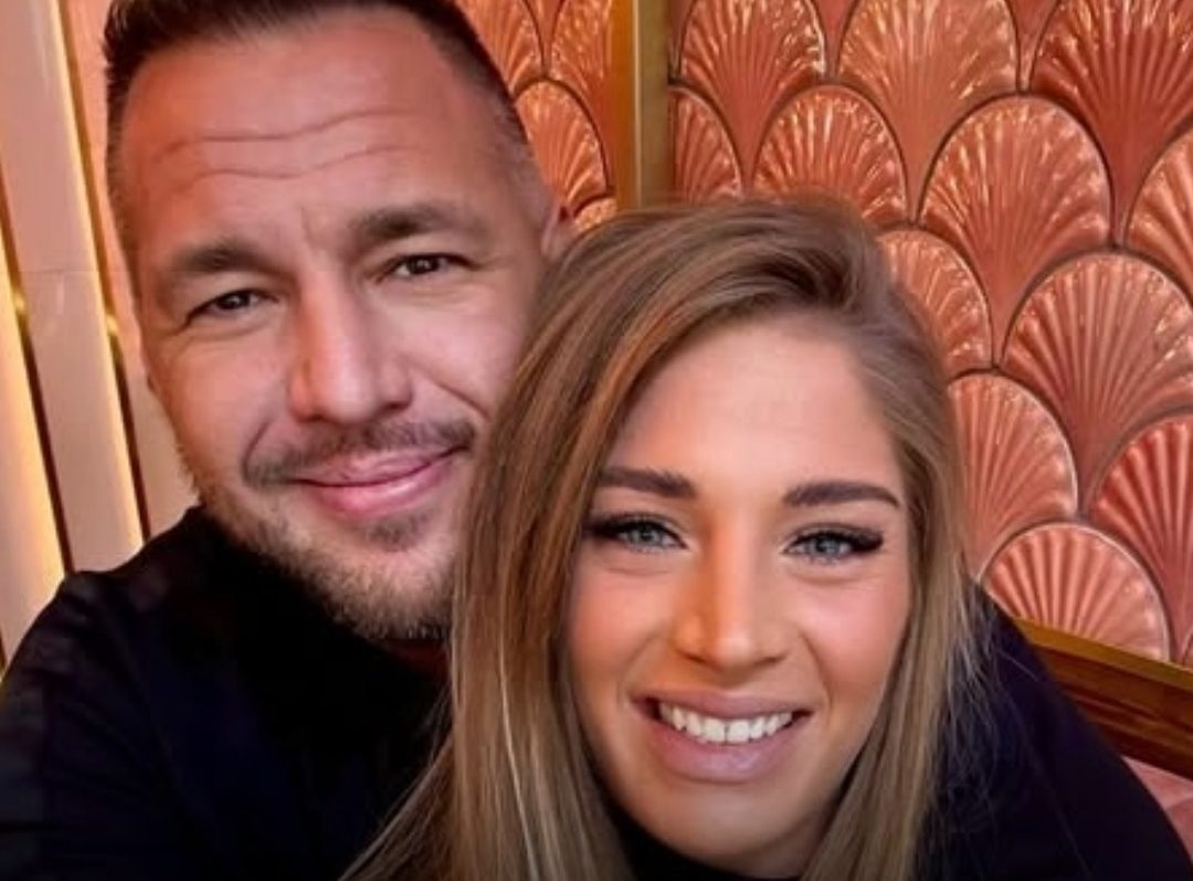 „Nagyon cuki!” – Elolvadtak a rajongók, amikor megmutatta a kisbabát Curtis