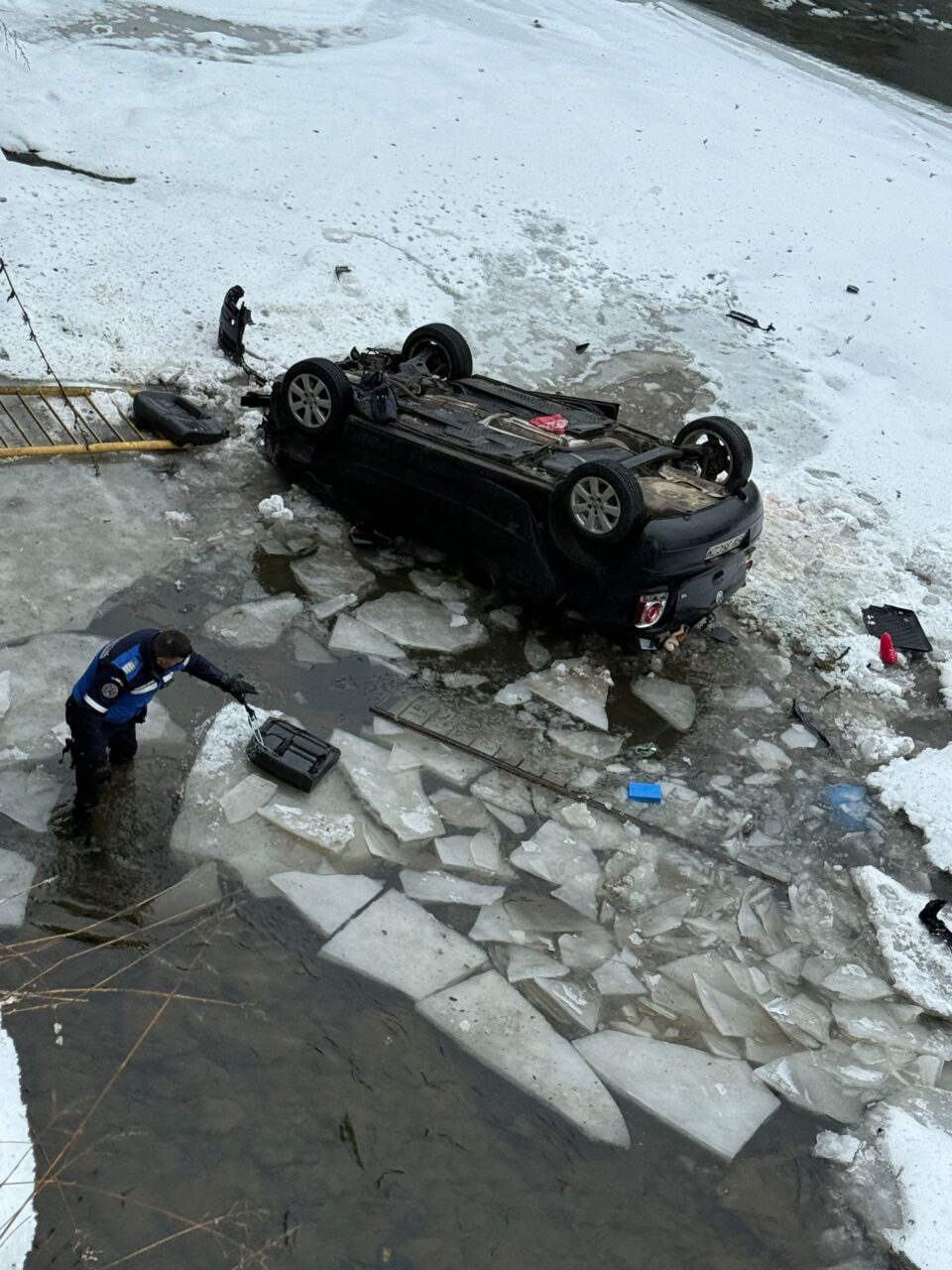 Megcsúszott a jeges úton, egy édesanya és öt gyermeke zuhant a Beszterce folyóba!