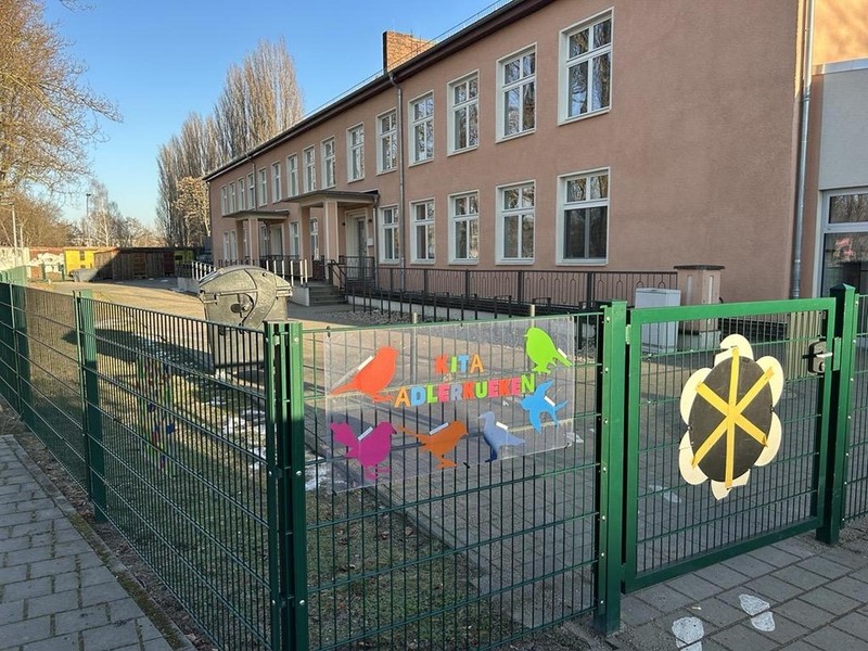 Tragédia: Egy 5 éves kisfiú meghalt az óvodában! Egy üvegajtó omlott rá a kisfiúra, nem tudtak rajta segíteni!