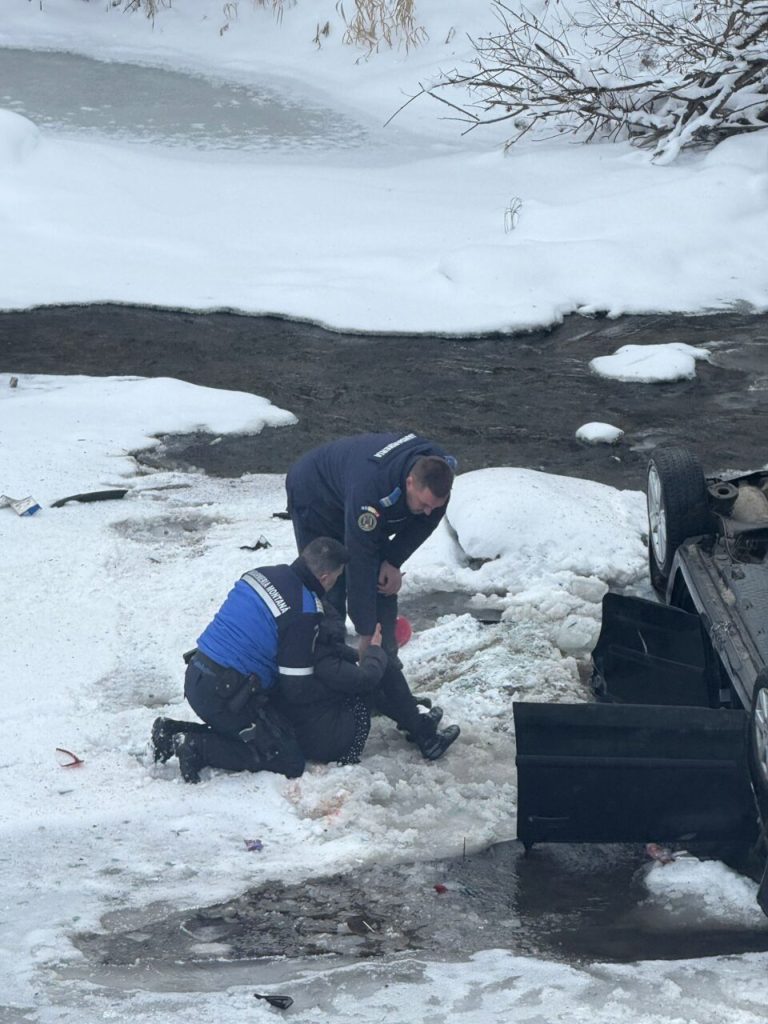 Megcsúszott a jeges úton, egy édesanya és öt gyermeke zuhant a Beszterce folyóba!