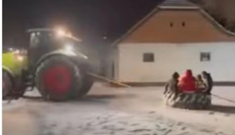 Iszonyatos bírságra számíthat az óbecsei traktoros, aki gyerekeket „szánkóztatott”