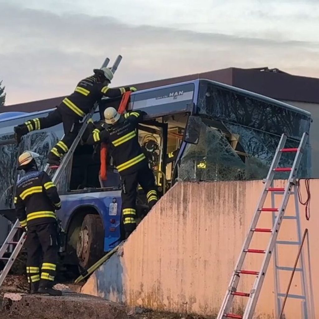 Egy ház falába csapódott az utasokkal teli busz, egy 13 éves gyerek meghalt, sok a sérült!