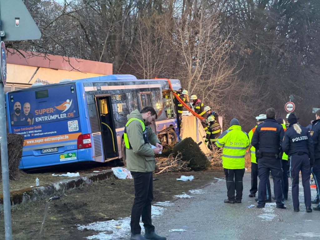 Egy ház falába csapódott az utasokkal teli busz, egy 13 éves gyerek meghalt, sok a sérült!