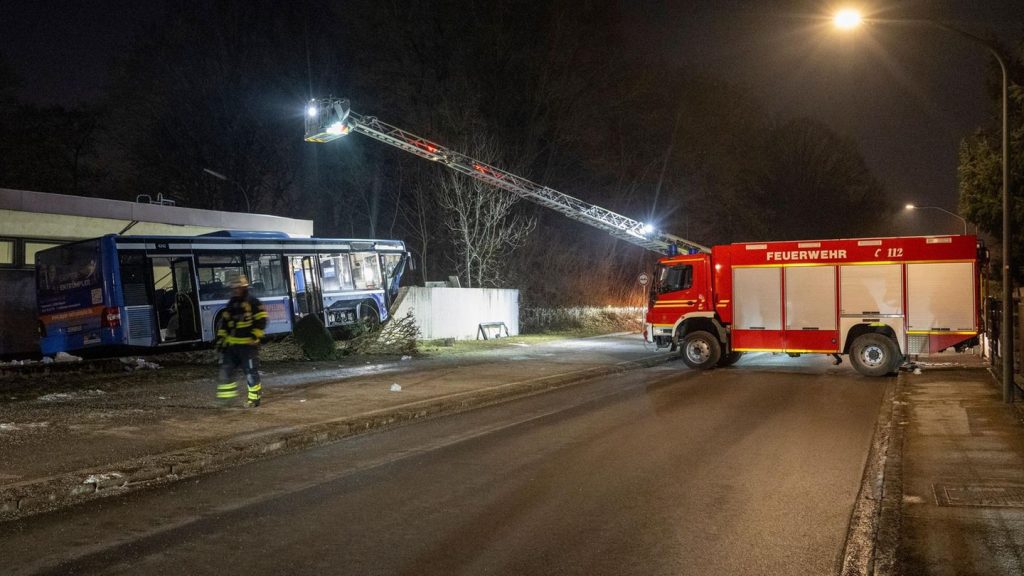 Egy ház falába csapódott az utasokkal teli busz, egy 13 éves gyerek meghalt, sok a sérült!