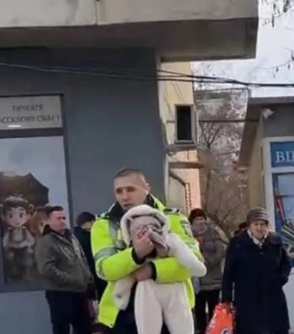 Egy helyi rendőr, volt az őrangyala egy csecsemőnek a mai jászvásári lakástűz során. – Életét kockáztatta, hogy kimentse!