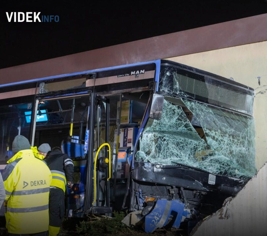 Egy ház falába csapódott az utasokkal teli busz, egy 13 éves gyerek meghalt, sok a sérült!