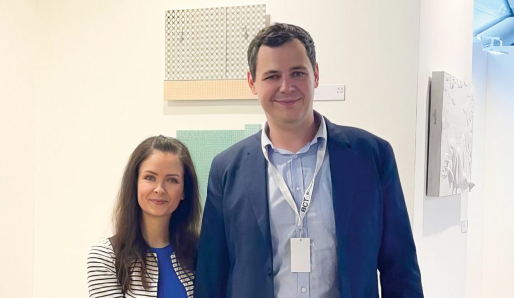 Először mutatta meg feleségét a Kincsvadászok sztárja. Nemsemmi nőt talált maga mellé!