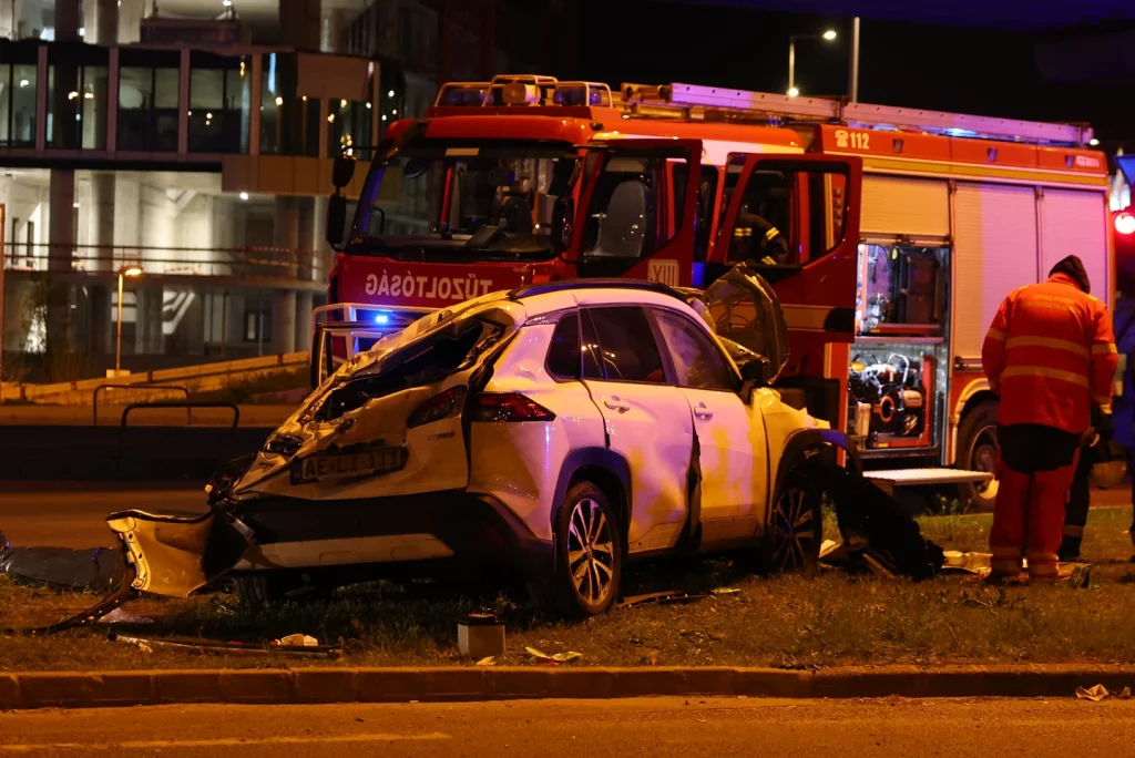 Halálos baleset péntek éjjel: Versenyző audis olyan sebeséggel csapódott a Toyotába, hogy az lerepült a felüljáróról.