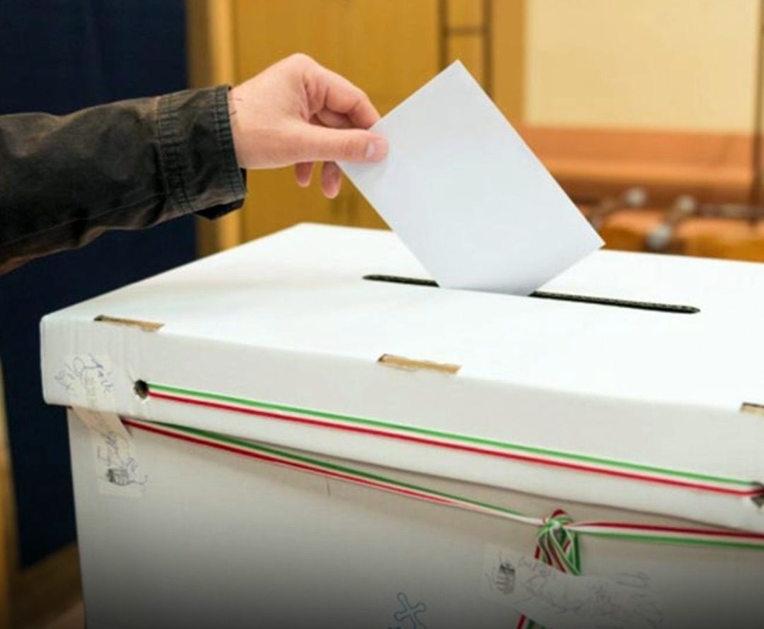 Sokan nem tudják: Itt a szabály arra, milyen ruhában mehetsz szavazni