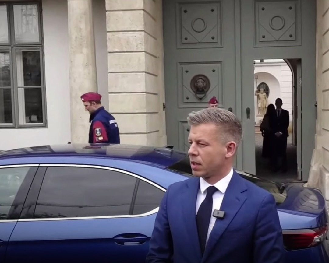 Megdobták a Sándor-palotából távozó Magyar Pétert, így reagált rá – videón az eset