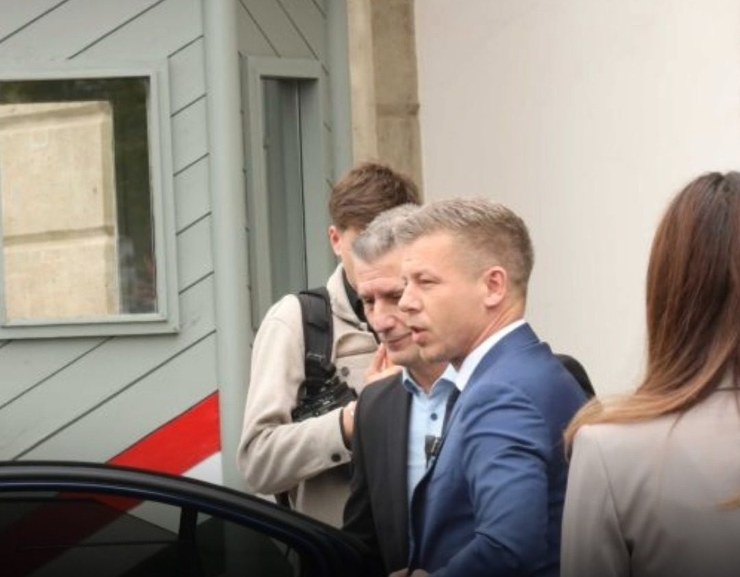 Kiderült: Ezt a két szót súgta oda Magyar Péter, amikor belépett a Sándor-palotába