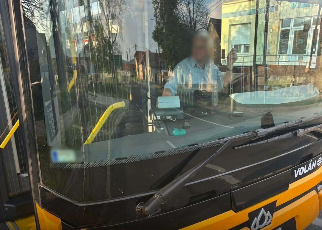 Megtagadta a felszállást öt gyereknek a buszsofőr Pásztón, mert Tiszás plakát volt náluk