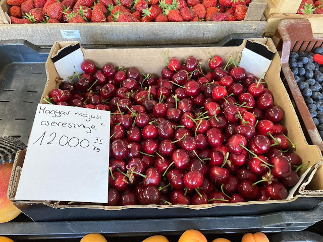 Ma a piacon jártam, és májusi cseresznyét akartam venni.. a szemem majd kiesett a helyéről, amikor az árát megláttam.