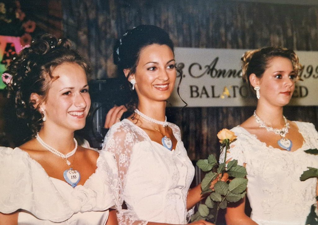 18 évesen az Anna-bál szépe volt Forsthoffer Ágnes. A bálkirálynőből lett az Országgyűlés új elnöke