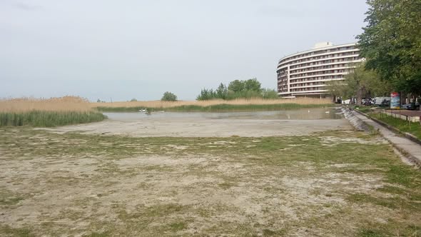 Apokaliptikus képek érkeztek a Balatonról, az Aranypart kiszáradt