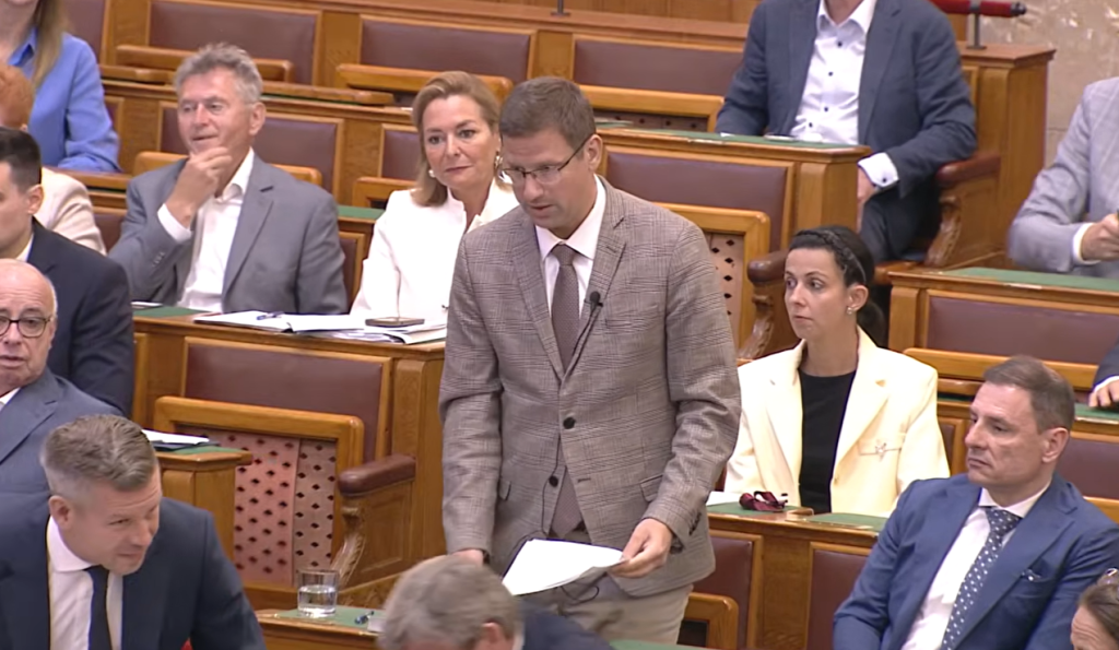 Magyar Péter ismét alkotott a Parlamentben: Beült Gulyás elé, széttrollkodta a Fidesz érveit