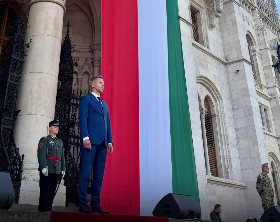 Felrobbantotta a netet Magyar Péter a beiktatása előtti mondataival: a Parlament elől küldött üzenetet