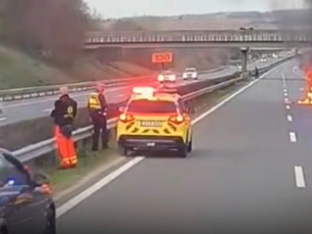Rohantak a mentők és a tűzoltók: nyolc autó rohant egymásba az M7-esen