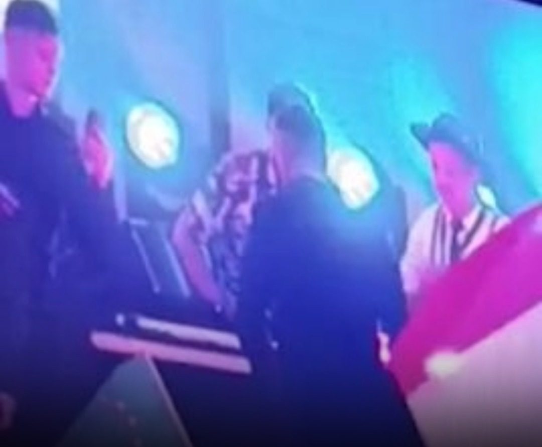 Eszméletlen videó terjed Magyar Péterről, olyat tett az este a miniszterelnök amire nincsennek szavak
