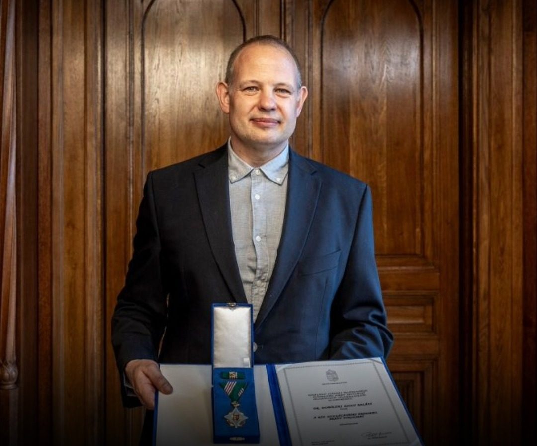 Arany fokozatú elismerést kapott a főorvos, aki a nyílt utcán megmentette a szíven szúrt férfi életét