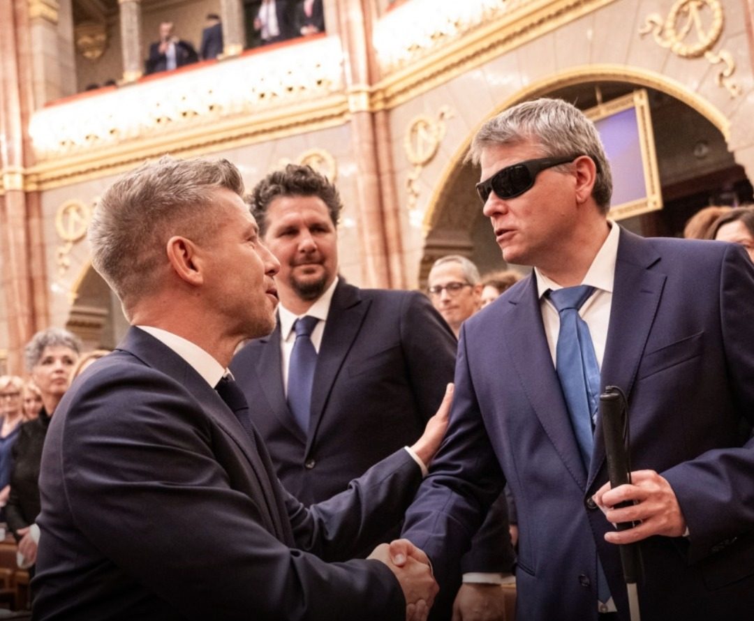 Kiderült, hogyan veszítette el a látását Kátai-Németh Vilmos – a vak fiúból lett Magyarország első látássérült minisztere