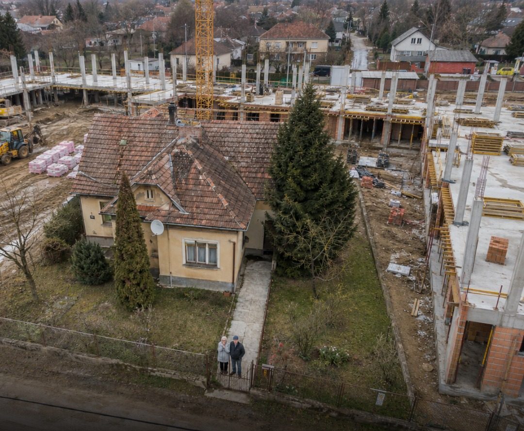 Arra tért haza a nyaralásból a nyugdíjas házaspár, hogy elkezdték körbeépíteni az otthonukat