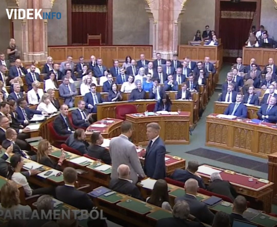 Rendkívüli ami történt: Magyar Péter és Gulyás úgy összeszólalkozott, hogy mindenki csak nézett