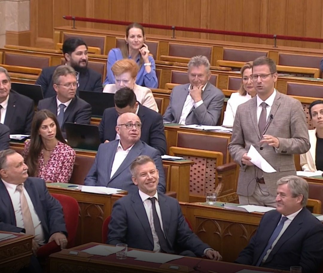 Magyar Péter ismét alkotott a Parlamentben: Beült Gulyás elé, széttrollkodta a Fidesz érveit