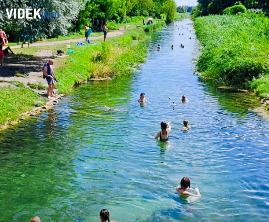 A titkos magyar strand, amibe sokan azonnal beleszeretnek: gyógyvíz, tündérrózsák és trópusi hangulat és teljesen ingyenes