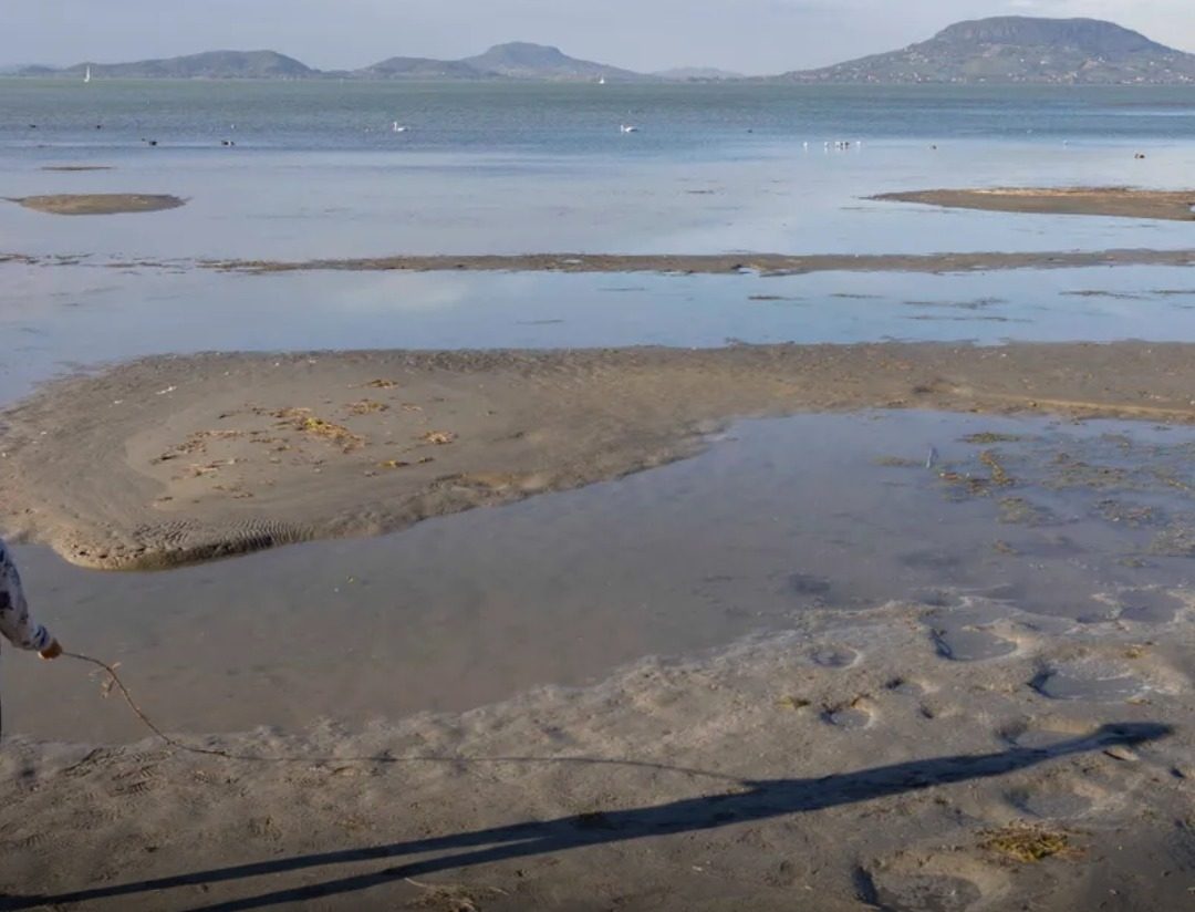 Apokaliptikus képek érkeztek a Balatonról, az Aranypart kiszáradt