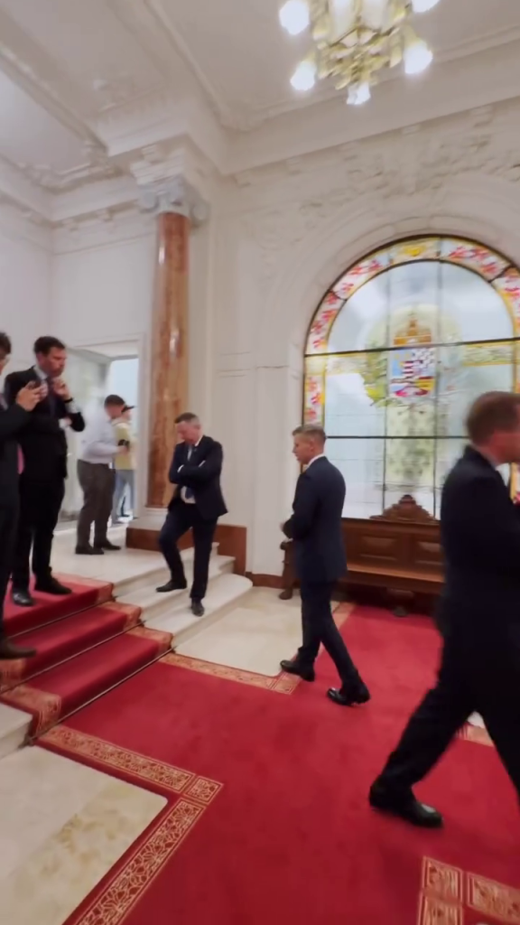 Magyar Péter bement Rogán minisztréiumába, lesokkolta amit ott talált