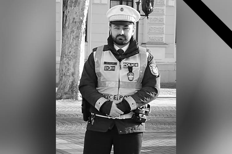 Autóssal ütközött és a helyszínen meghalt egy magyar rendőr