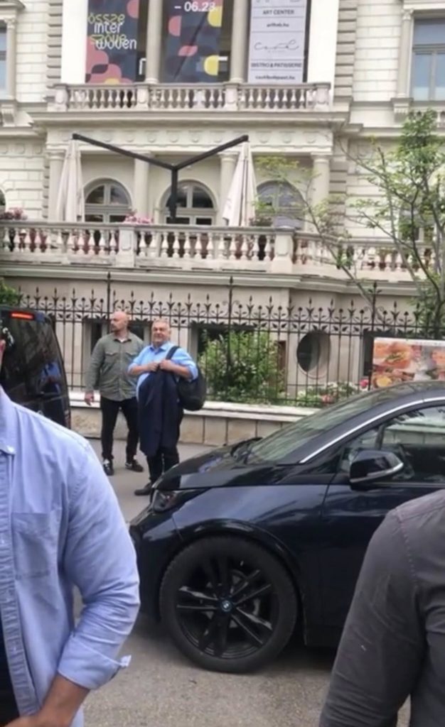 Mire készül? Az orosz nagykövetség mellett fotózták le Orbán Viktort