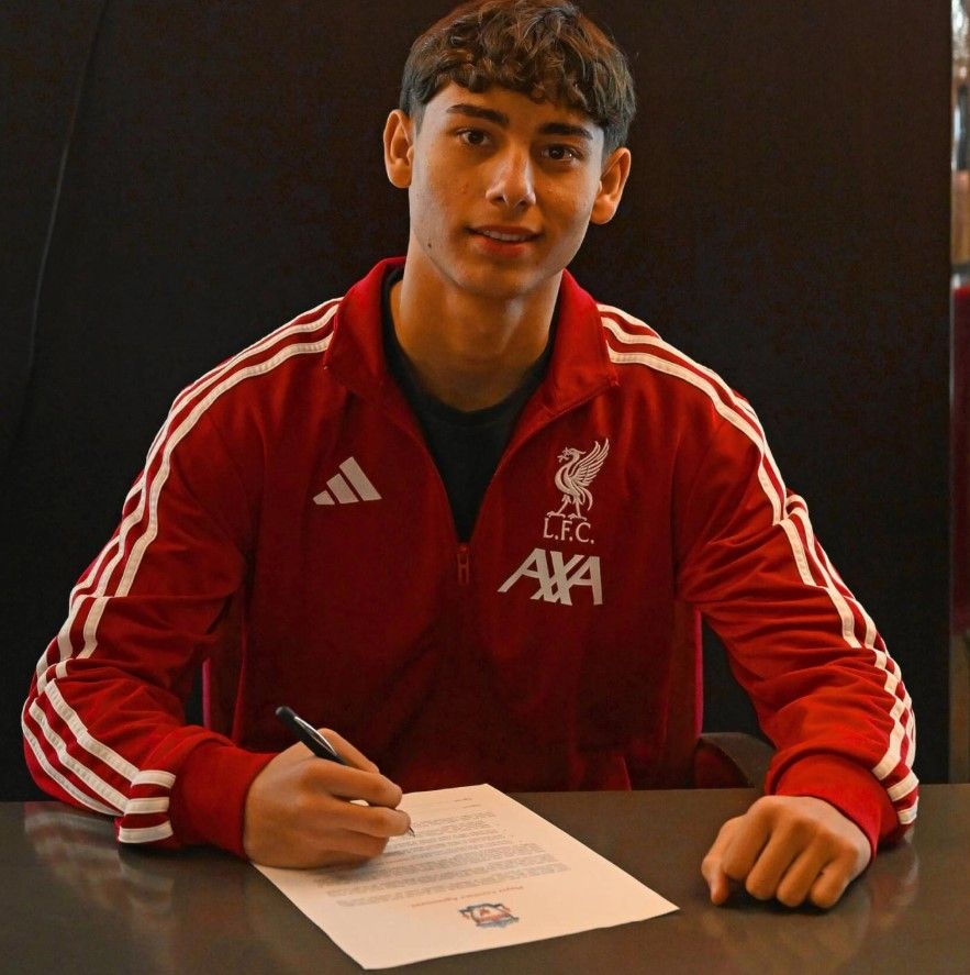A Liverpoolnál folytatja a magyar roma sporttehetség: Farkas Erik hivatalosan is aláírta a szerződését