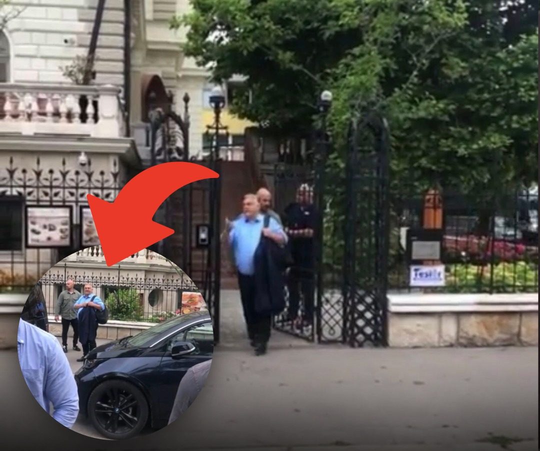 Mire készül? Az orosz nagykövetség mellett fotózták le Orbán Viktort