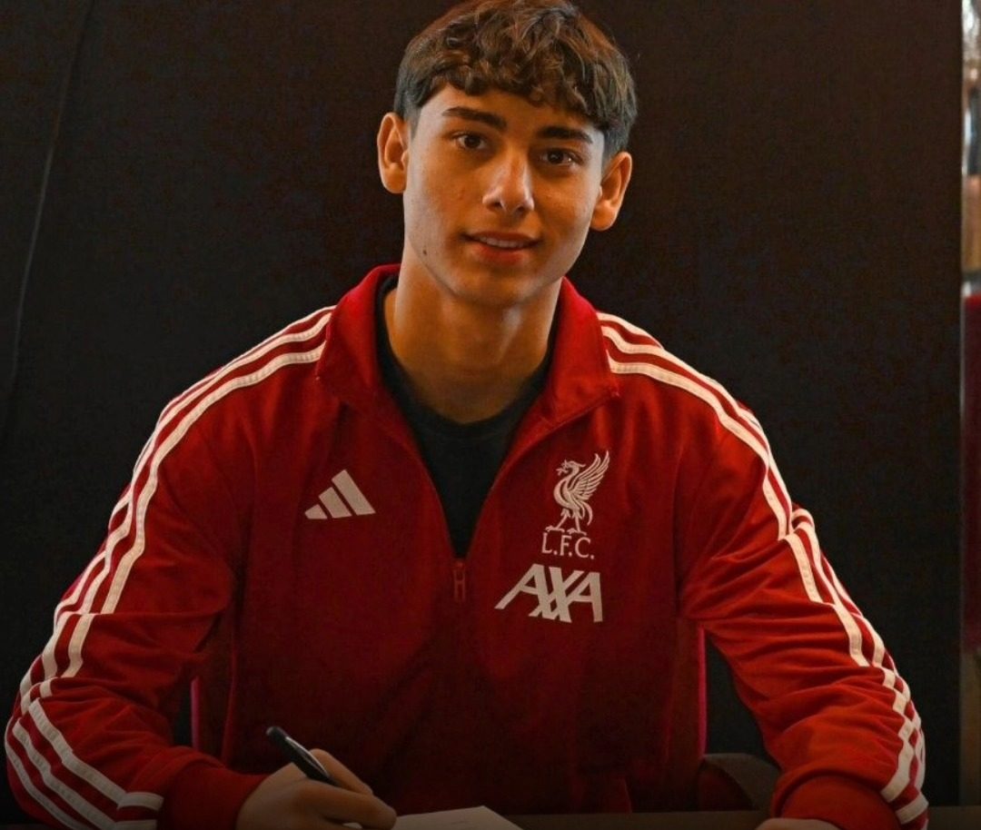 A Liverpoolnál folytatja a magyar roma sporttehetség: Farkas Erik hivatalosan is aláírta a szerződését