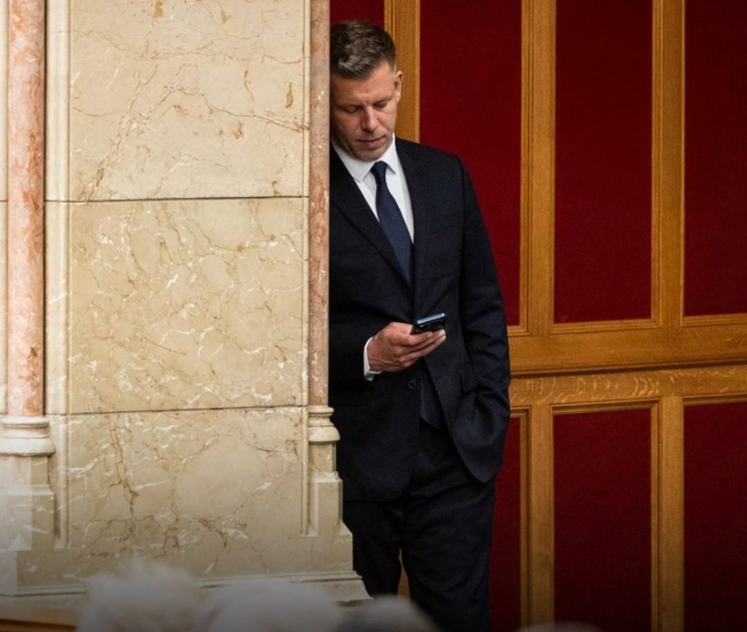 Miért félnek ennyire Magyar Pétertől a Parlamentben? Az ellenzék szinte menekül előle…