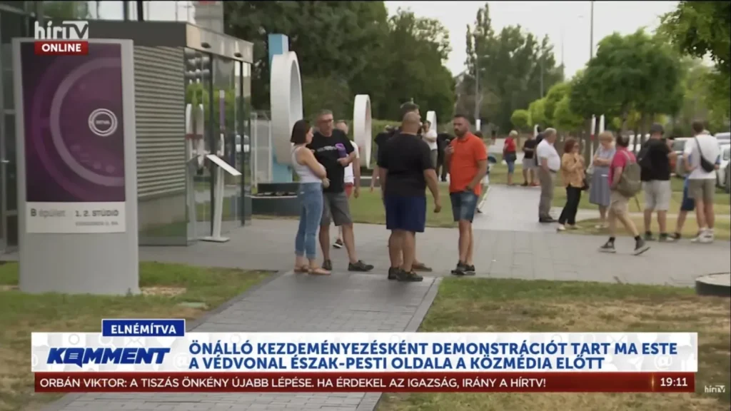 Egy mémoldal égette le a Fideszt és a Hír Tv-t, kamu tüntetést szerveztek a fideszesek meg elmentek