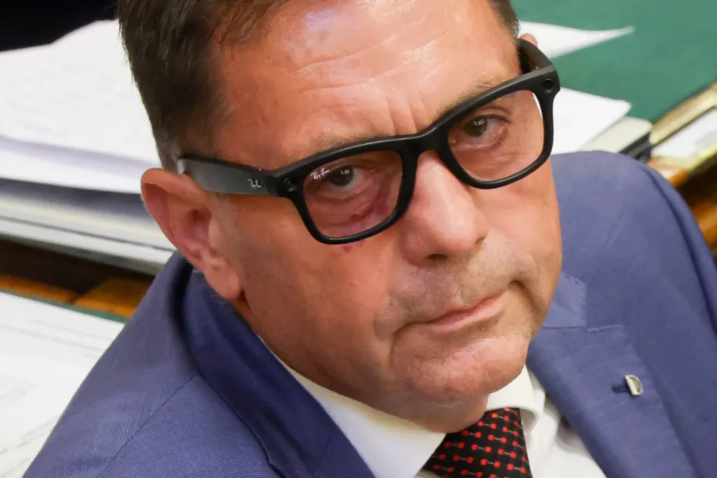 Pócs János extrémsunyi dolgot tett a parlamentben, de egy kamera véletlenül felvette az egészet