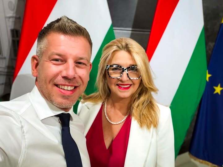 Az országban minden szem egy váratlanul feltűnt nőre szegeződik: Néhány nap alatt a parlamenti közvetítések egyik legfeltűnőbb szereplőjévé vált